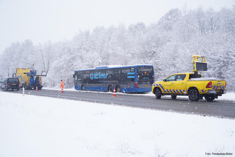 Lijnbus van de weg geraakt door de sneeuw op N34 [+foto’s]