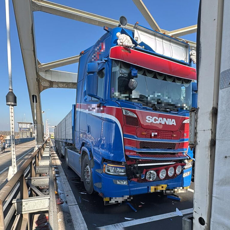Aanrijding met twee vrachtwagens op Merwedebrug (A27) [+foto’s]
