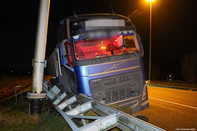Vrachtwagen in de vangrail op A28