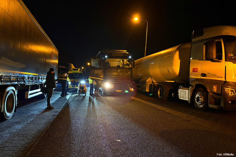 Vrachtwagen rijdt middengeleider uit de grond op A28 [+foto’s]
