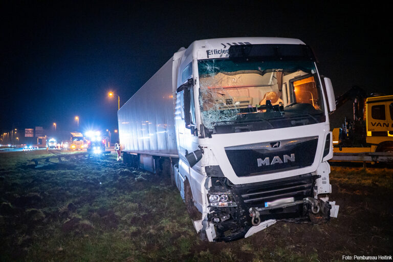 Vrachtwagen raakt van de weg en botst tegen vangrail A50