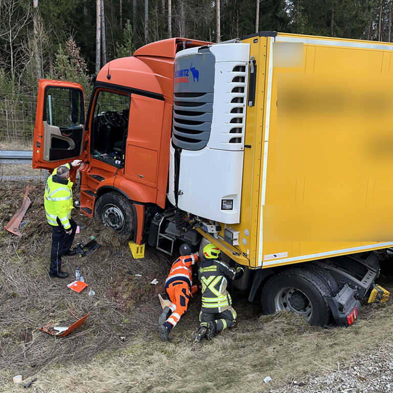 Vrachtwagen botst op vrachtwagen met pech op Duitse A73 [+foto’s]