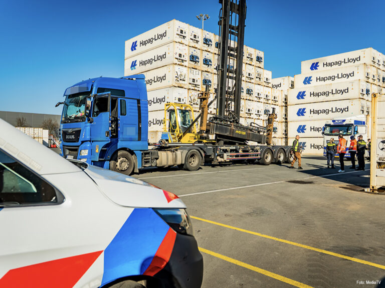 Vrachtwagenchauffeur zwaargewond nadat hij klem komt te zitten tussen containerchassis