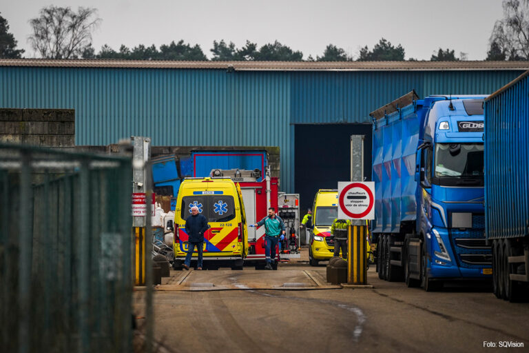 Man overreden door vrachtwagen bij recyclingbedrijf, slachtoffer zwaargewond