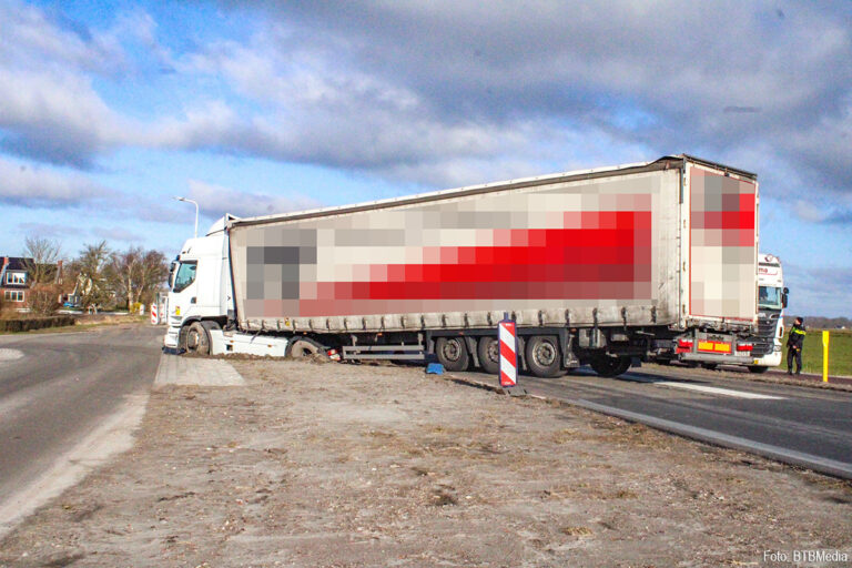 Vrachtwagen muurvast in berm op N359