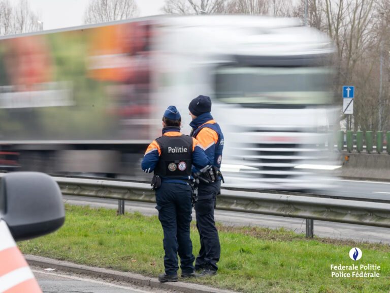 Grote controleactie ‘Albatross’ op E40: 157 vrachtwagens en bussen gecontroleerd, meer dan 100 overtredingen