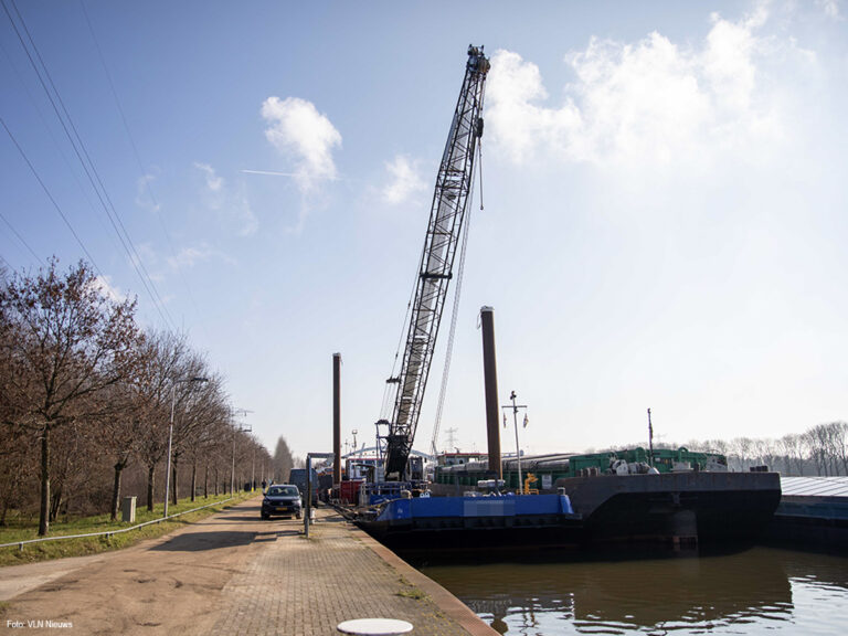 Schip vaart tegen hoogspanningskabels, Amsterdam-Rijnkanaal weer vrij voor scheepvaart