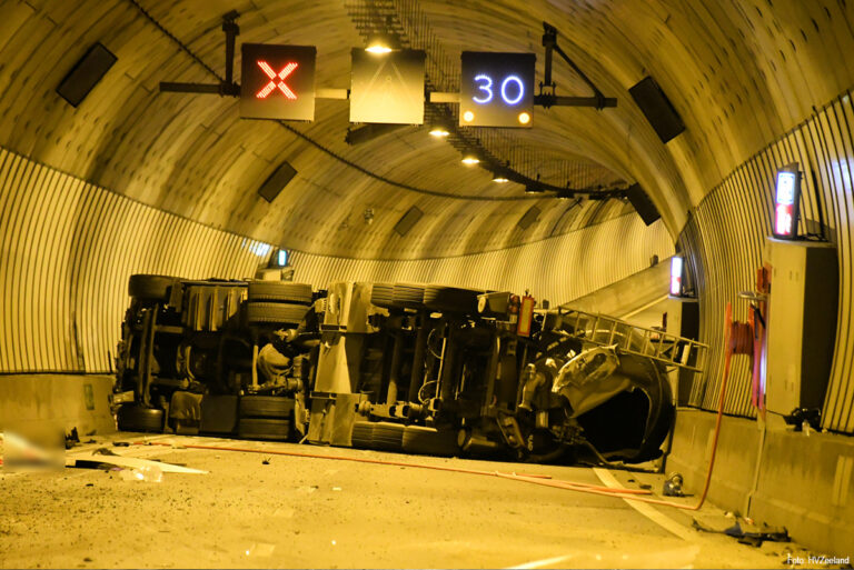 Twee doden nadat vrachtwagen is gekanteld in Sluiskiltunnel [+foto’s]