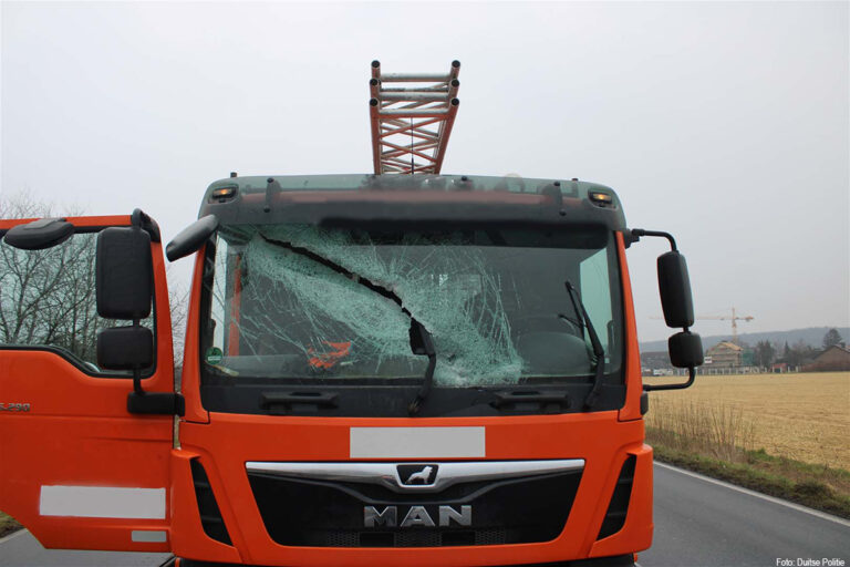 Losgeraakte cv-radiator tegen voorruit vrachtwagen, chauffeur en bijrijder gewond