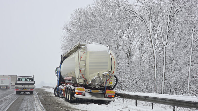 Vrachtwagen gestrand door sneeuw en gladheid op A7