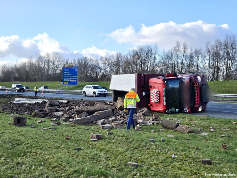 Vrachtwagen met puin gekanteld op A50