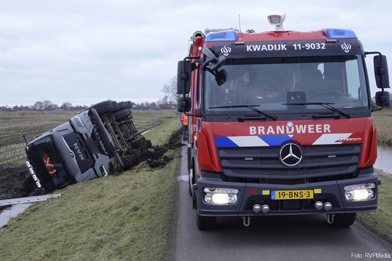 Vrachtwagen gekanteld in Middelie