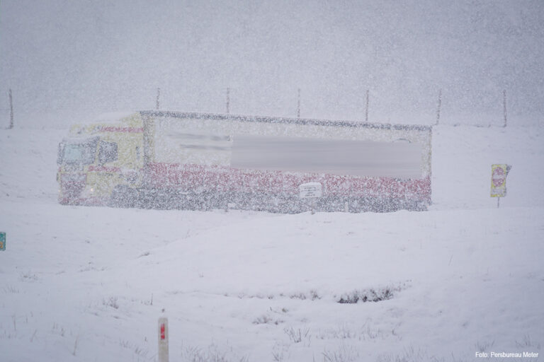 Vrachtwagen door gladheid gestrand op afrit N33