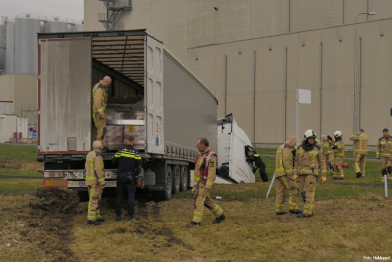 Vrachtwagen deels in de sloot in Hoogeveen