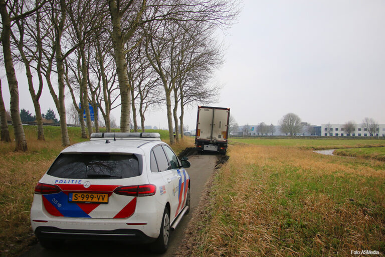 Vrachtwagenchauffeur rijdt zich vast op fietspad in Rijnsburg [+foto’s]