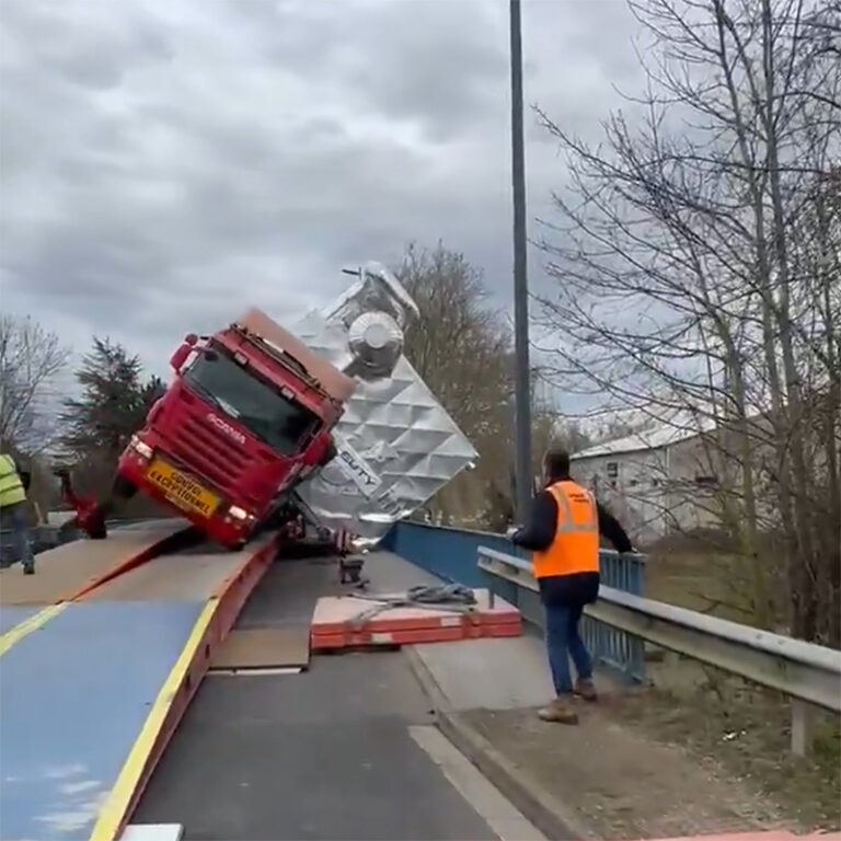Zwaar transport van 165 ton kantelt op brug en dreigt in kanaal te vallen [+video]