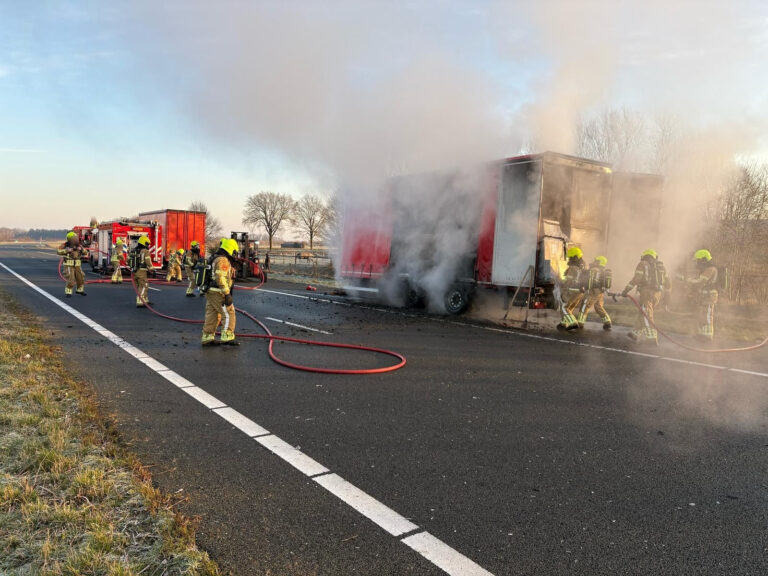 Vrachtwagen aanhanger in brand op A73 [+foto’s]