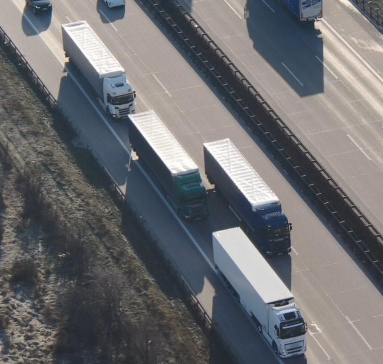 Duitse politie controleert vrachtwagens met drone op de A2