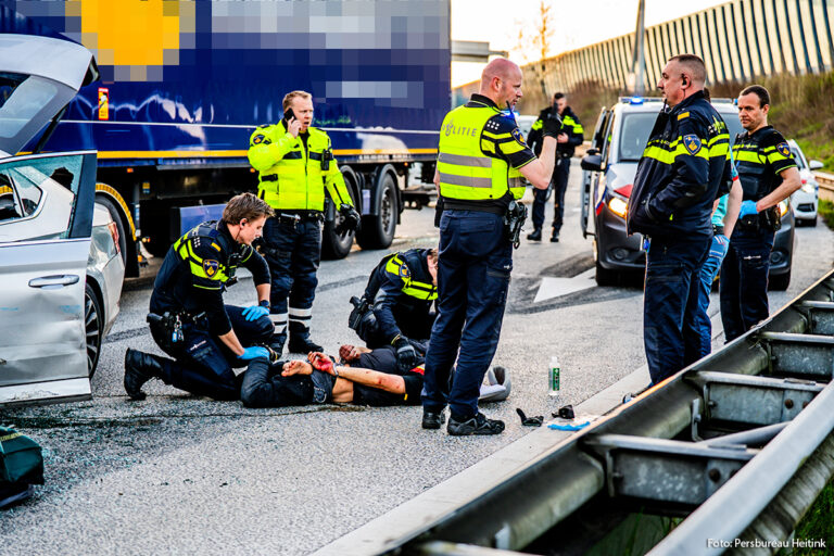 Waarschuwingsschoten gelost nadat auto op vrachtwagen botst op A12 [+foto’s]
