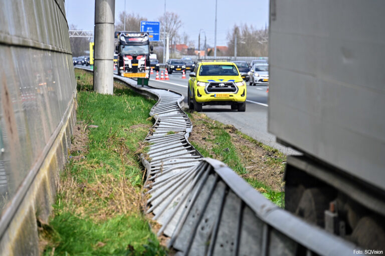 Vrachtwagen in de vangrail na klapband op A16 [+foto’s]