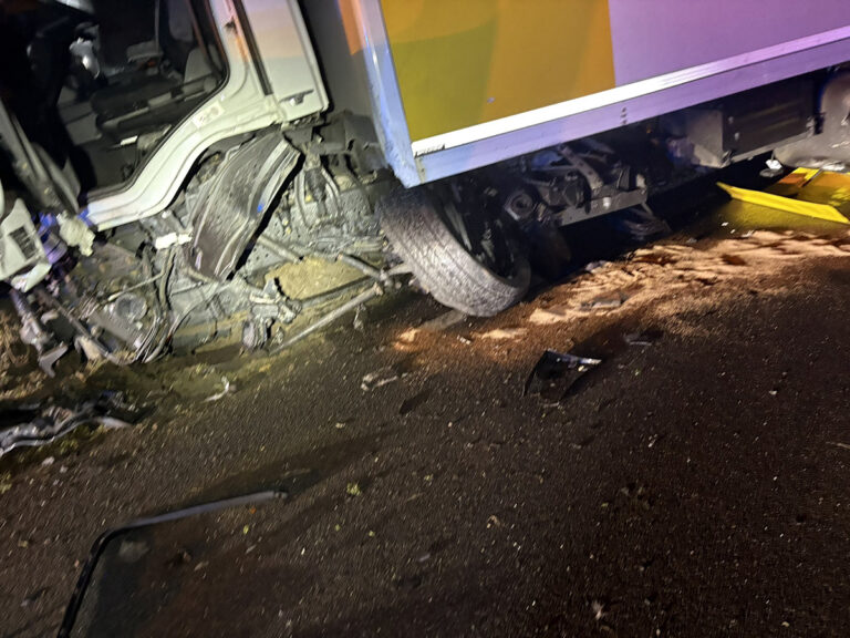 Aanrijding vrachtwagen en meerdere auto’s op N279 [+foto’s]