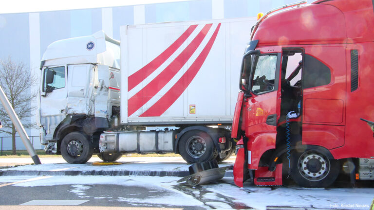 Vrachtwagenchauffeur gewond na aanrijding twee vrachtwagens op N295