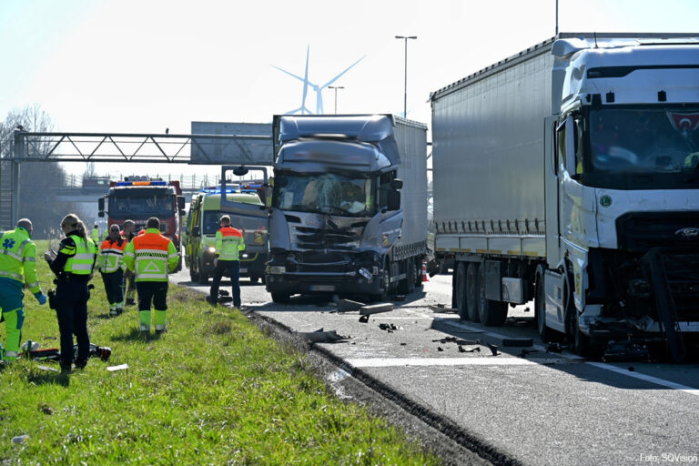 Aanrijding met meerdere vrachtwagens op A16