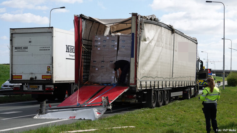 Ondanks nieuw geplaatste hoogteportalen toch vrachtwagen tegen spoorbrug over N242