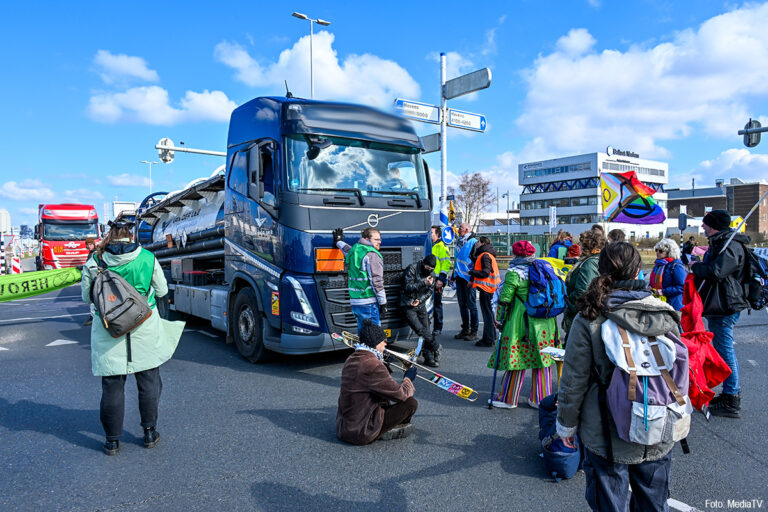 Oplopende spanningen bij Extinction Rebellion-blokkade in Rotterdam-Botlek