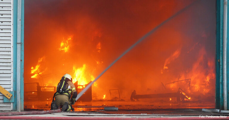 Grote brand bij recyclingbedrijf in Balkbrug