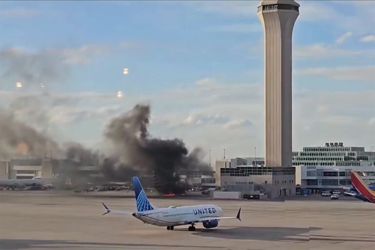 Passagiers geëvacueerd via vliegtuigvleugel na motorbrand American Airlines in Denver [+video]