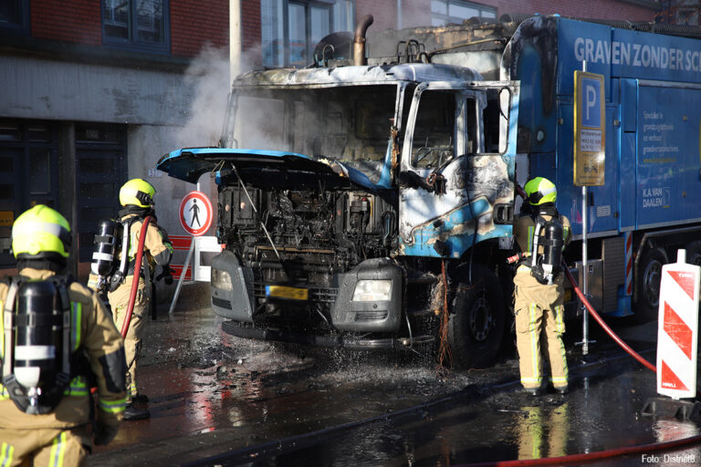 Vrachtwagen vliegt in brand tijdens werkzaamheden in Den Haag