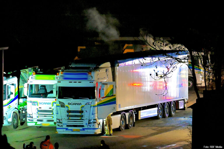 Vrachtwagenchauffeur door hulpdiensten uit slaap gehaald omdat zijn trailer in brand stond
