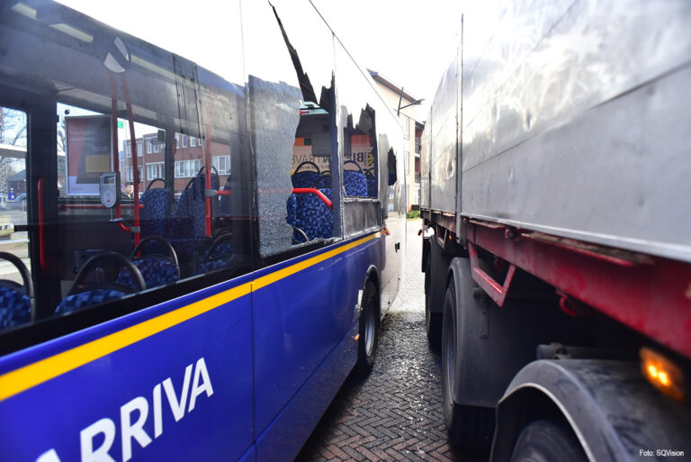 Ruiten bus sneuvelen nadat bus tegen vrachtwagen rijdt