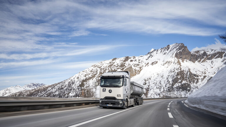 Daimler Truck test nieuwe generatie waterstoftrucks in Zwitserse Alpen