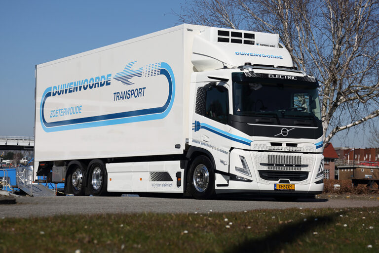 Duivenvoorde Transport uit Zoeterwoude neemt eerste elektrische Volvo FM 6×2 koelwagen in gebruik