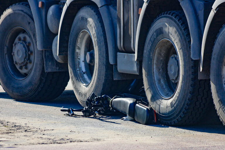 Fatbiker ernstig gewond na aanrijding met vrachtwagen in Amsterdam Westpoort