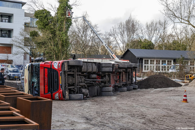 Vrachtwagen gekanteld op bouwplaats in Groningen