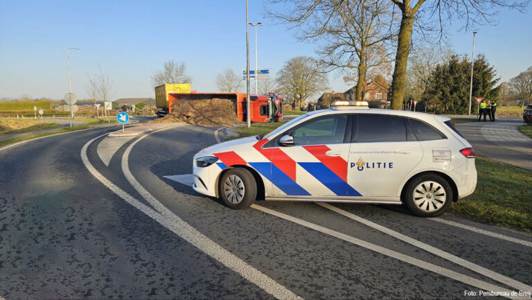 Vrachtwagen met houtsnippers gekanteld op N315