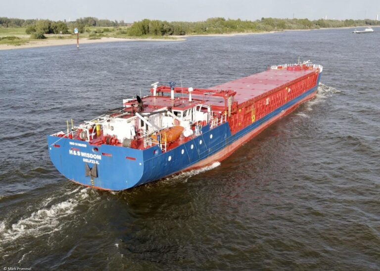 Nederlands vrachtschip H&S Wisdom nog een maand vast in Britse rivier