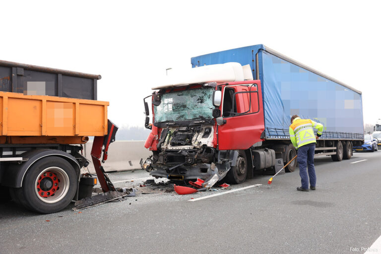 Aanrijding met twee vrachtwagens op Ketelbrug na storing, opnieuw lange files [+foto’s]