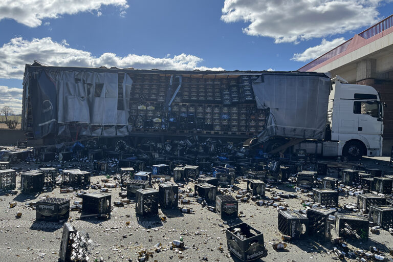 Vrachtwagen botst op pijlwagen en verliest gedeelte lading bierflesjes [+foto’s]