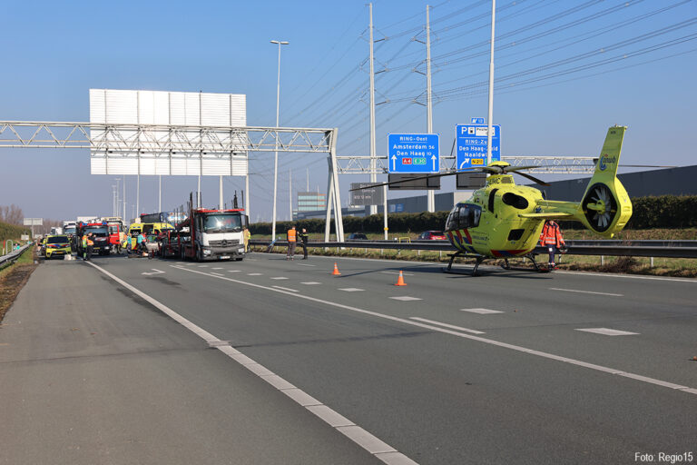 Auto botst achterop autotransporter in staart file A4
