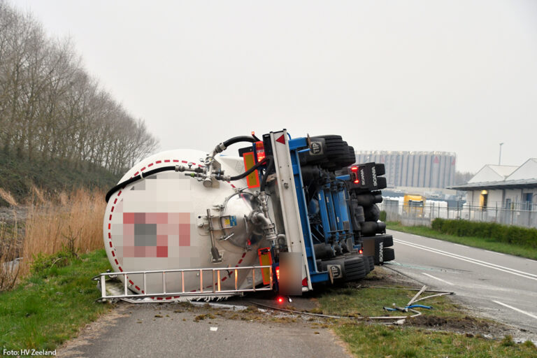 Tankwagen gekanteld bij Hoek, chauffeur lichtgewond