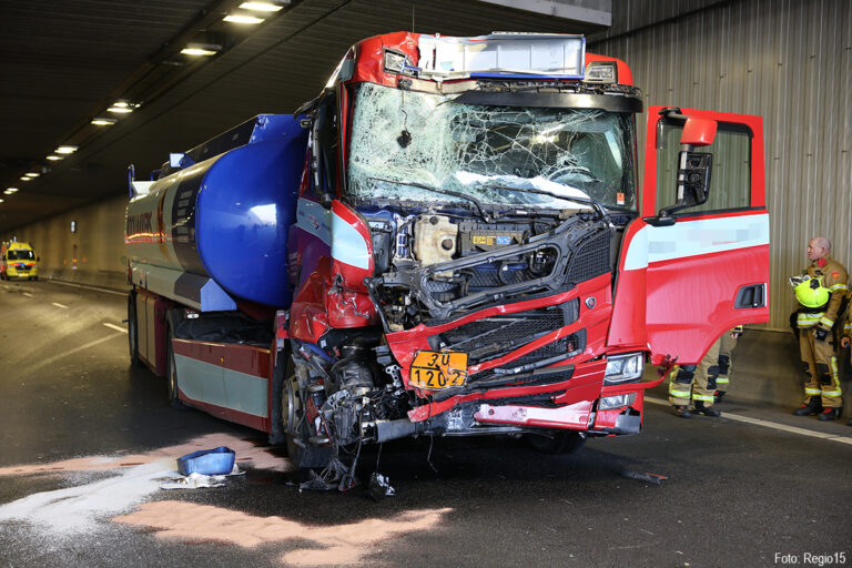 Ravage na aanrijding vrachtwagens en camper in de Ketheltunnel [+foto’s]