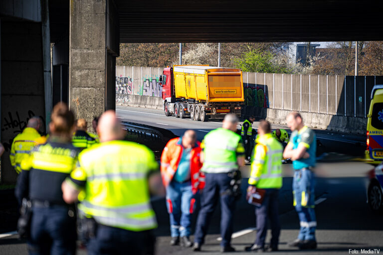 Twee doden na aanrijding motor en vrachtwagen op A20