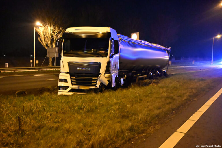 Auto rijdt op vrachtwagen op N242 [+foto’s]
