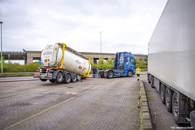 Trailer met gevaarlijke stof schiet los in Rotterdam