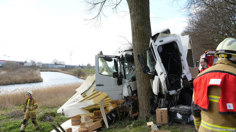 Vrachtwagen tegen boom in Waalwijk, chauffeur zwaargewond