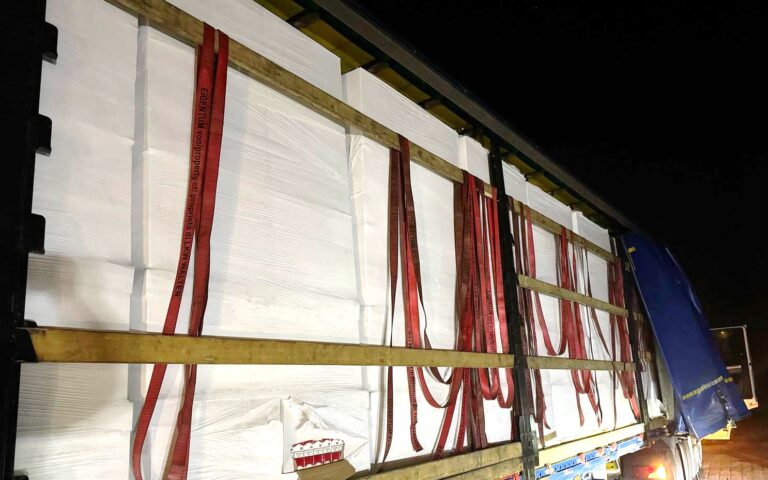 Duitse douane onderschept bijna 10 miljoen illegale sigaretten in vrachtwagen, chauffeur gearresteerd